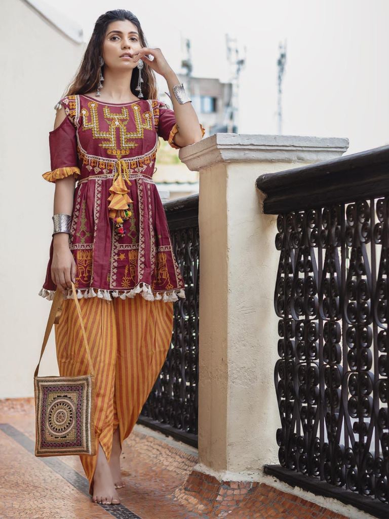 Navaratri 2018 Outfits for Garba Nights: From Lehenga Choli to Kediyu Dhoti,  Step Out for Dandiya Nights in Your Best Traditional Avatar This Navratri  Festival! | 🙏🏻 LatestLY