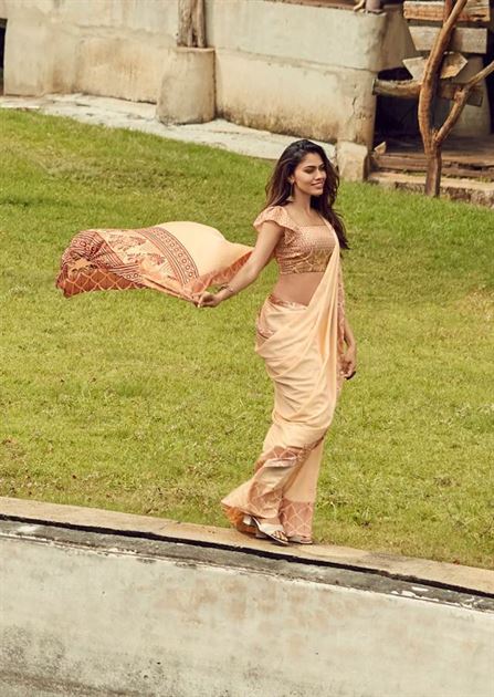 Beautiful fuschia saree with a smart printed blouse | Saree photoshoot,  Saree poses, Indian beauty saree