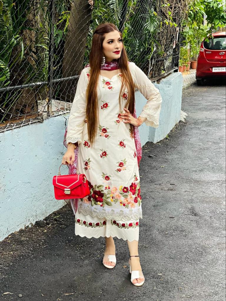 https://www.wholesaletextile.in/product-img/Zunairah-Fabstm-Marzina-lawn-c-1655541910.jpeg